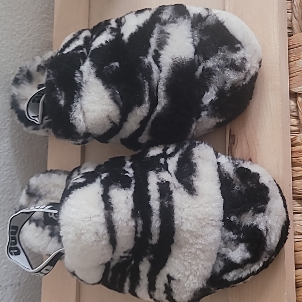 🖤 UGG FLUFF YEAH SLIDE SANDALS 🖤 - Picture 4 of 10
